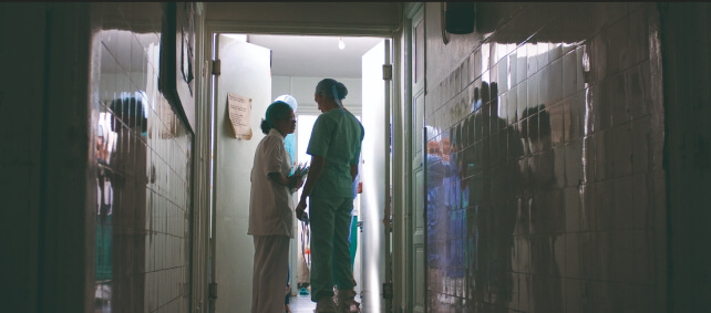 Trabajadores sanitarios trabajando en el hospital